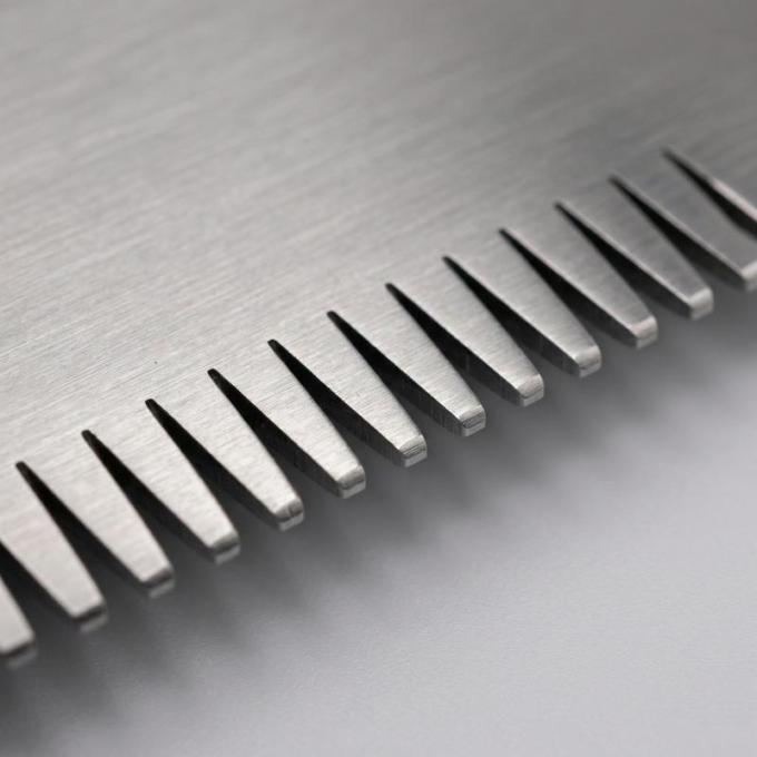 stripping knife with fine teeth and wooden handle - 2