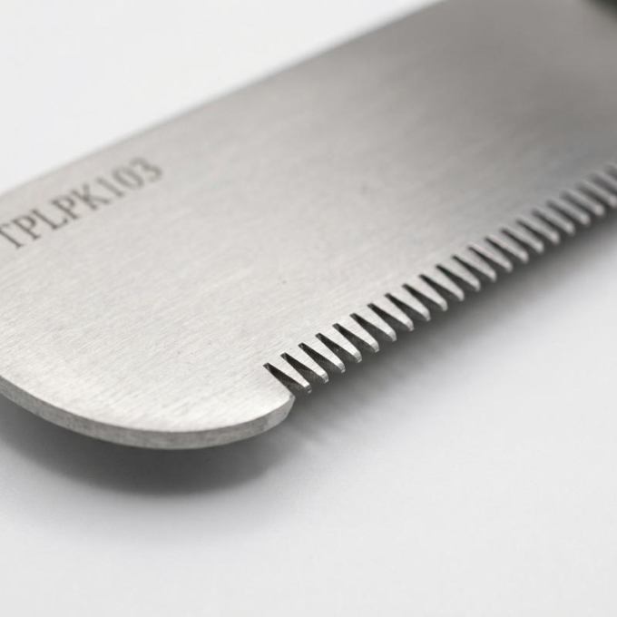 stripping knife with coarse teeth and wooden handle - 3